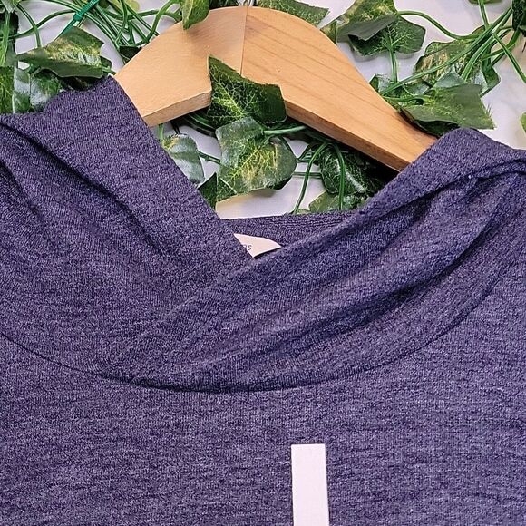 Calvin Klein. Hooded Tee. Oversized. Size Medium. EUC - Picture 5 of 9